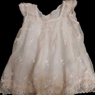 Robe de bébé brodée main